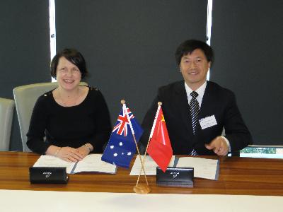 IHBI所长Patsy Yates女士与澳门古天乐太阳集团官网院长刘昌胜在协议签署现场